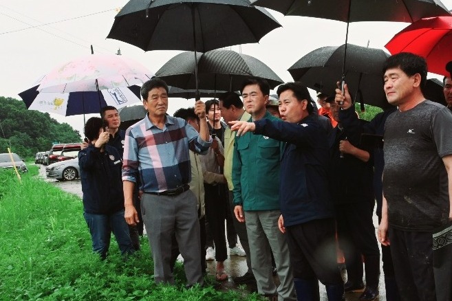 김태흠 충남지사가 부여군 농작지 침수 현장을 찾아 박정현 군수로부터 상황을 보고받고 대책 마련 강구에 나섰다. 김다소미 기자. 