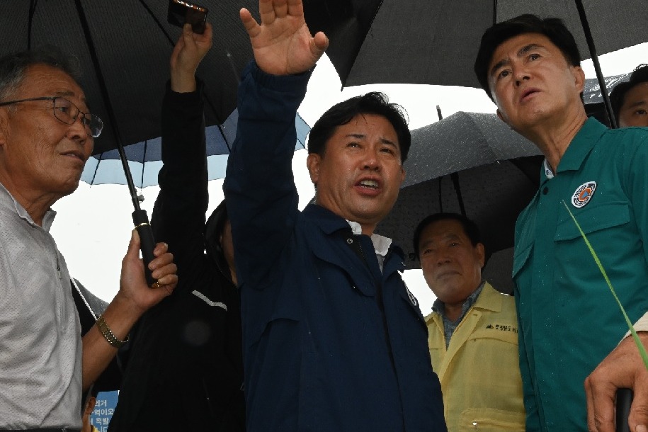 박정현 군수가 김태흠 지사에게 저석리 침수 피해 현황을 설명하고 있다. 박 군수는 이날 '농어촌공사'가 역할을 다하지 못했다고 기관 해체를 비롯 지자체 업무 이관을 요청했다. 부여군 제공. 