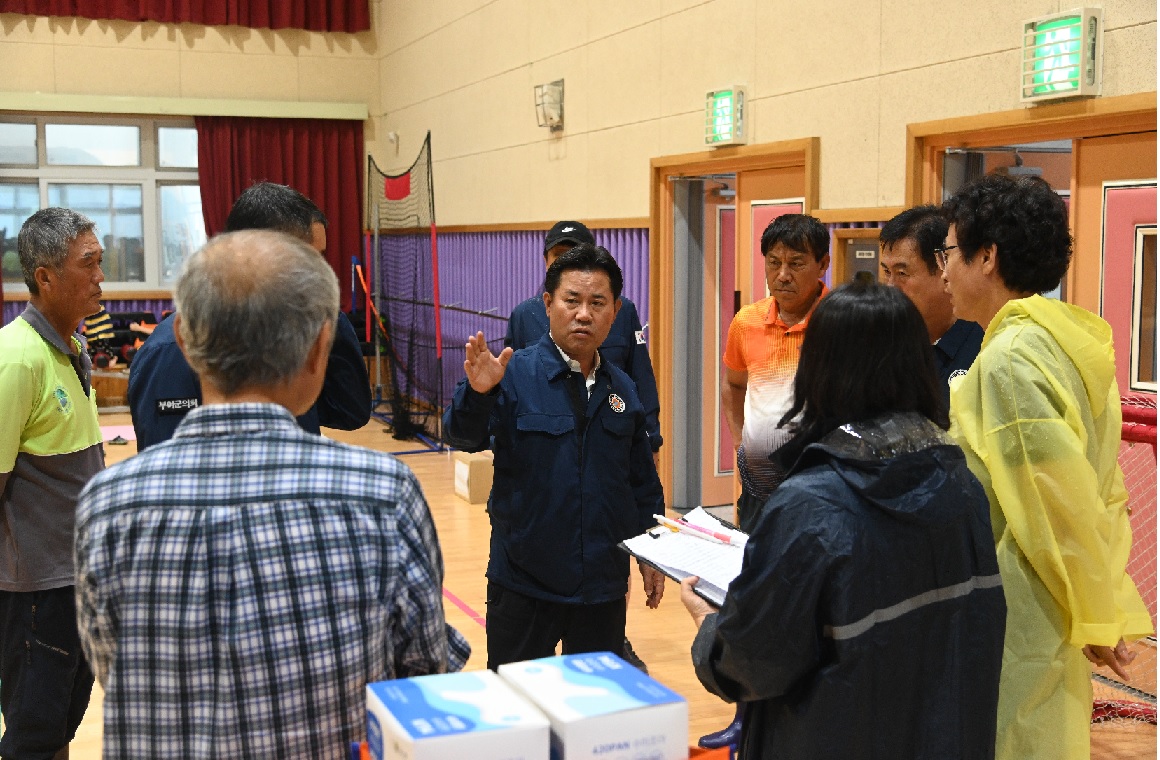 박정현 부여군수가 백강초등학교에 마련된 임시대피소에서 관계자들에게 신속한 추가 대피 안내와 보급품 지급을 지시하고 있다. 부여군 제공.