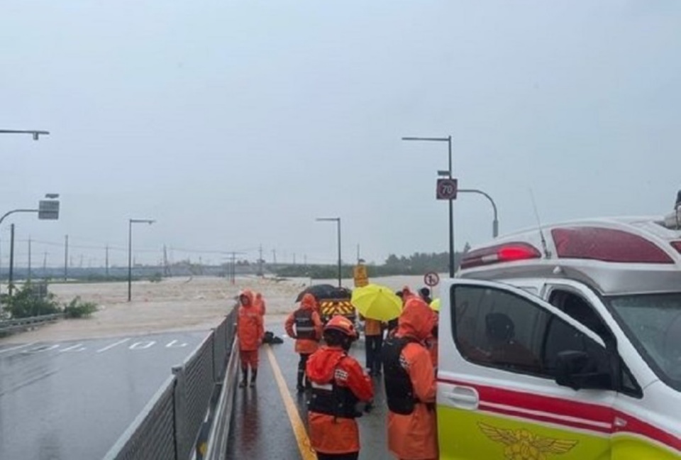 충북지역 집중호우로 인한 누적 사망자가 16명으로 늘었다. 사진은 청주 흥덕구 오송읍 궁평2지하차도가 물에 잠긴 모습. 청주서부소방서 제공.