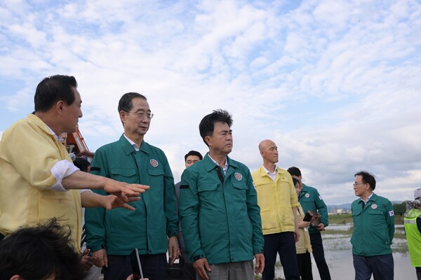 (좌측부터) 백성현 논산시장이 한덕수 총리, 김태흠 도지사 등 에게 제방 유실 피해 현황을 설명하고 있다.