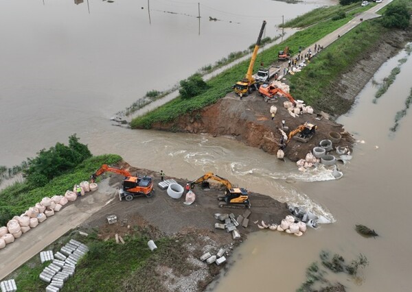 논산천 제방 유실 복구 현장.