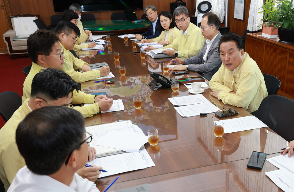 김영환 충북지사(오른쪽)가 재난안전대책본부 회의를 주재하고 있다. 충북도 제공.
