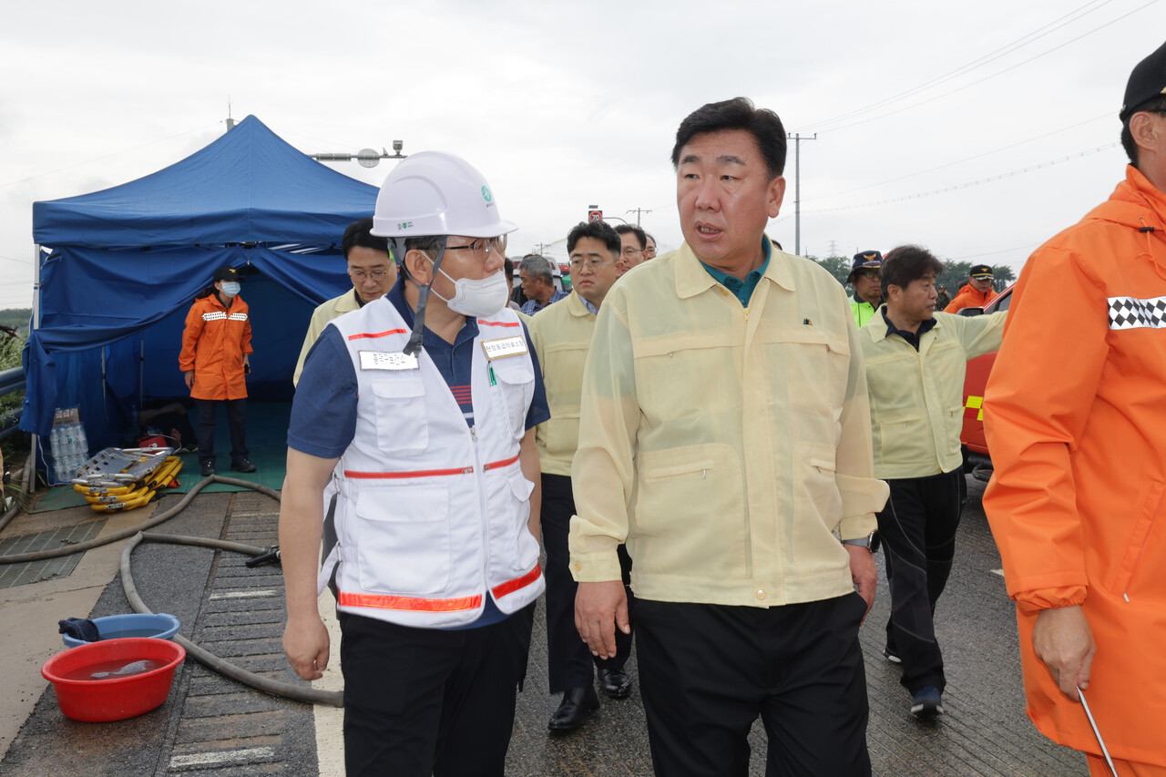 이범석 청주시장이 지난 16일 호우 피해지역을 방문한 모습. 청주시 제공.