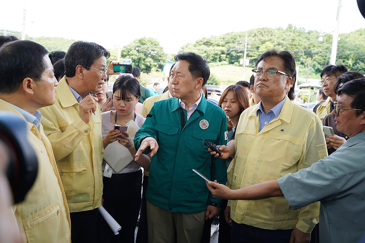 여야 지도부가 지난 16일 충북에 이어 17일 충남 폭우 피해지역을 방문했다. 김기현 국민의힘 대표는 이날 오전 충남 공주와 부여, 청양을 거쳐 충북 오송을 다녀갔다. 정진석 국민의힘 의원 페이스북.