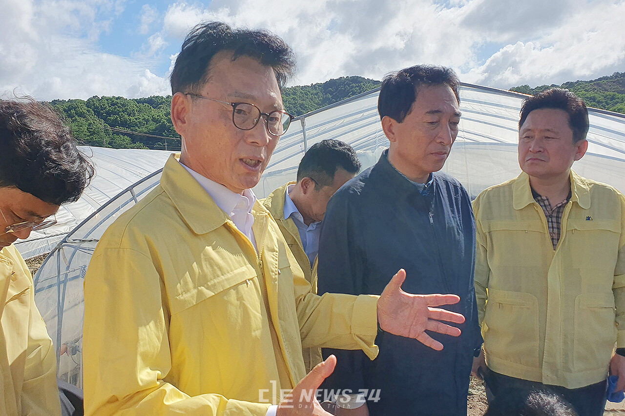 충남 부여를 방문한 박광온 더불어민주당 원내대표가 수해 피해 현장에서 박수현 지역위원장 등과 지원 대책 등 대화를 나누고 있다. 김다소미 기자.