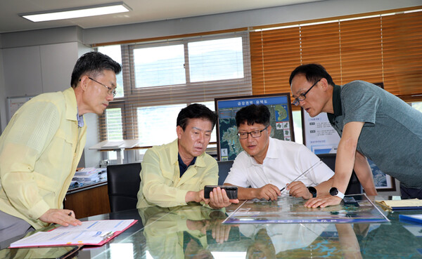 박범인 금산군수(왼쪽 두 번째)가 17일 수공 용담댐지사 김세진 지사장(오른쪽 두 번째)와 만나 이야기를 나누고 있다. 금산군 제공