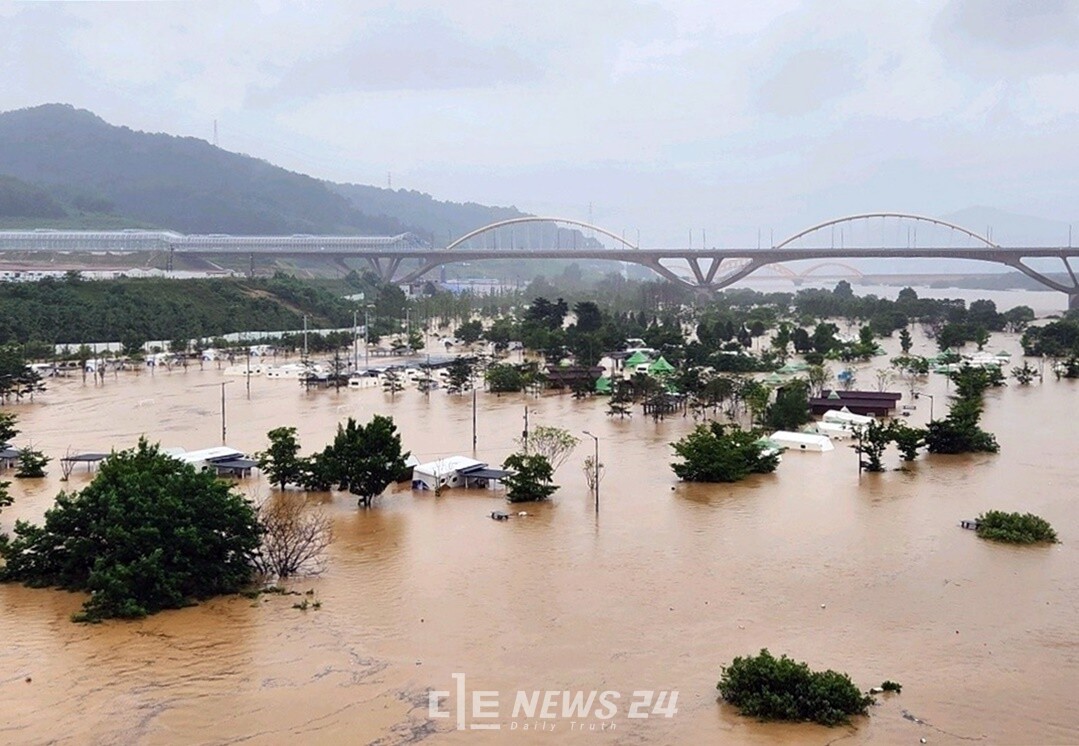 물에 잠긴 합강캠핑장 모습. 개장 이후 처음 있는 일이다. 이 단면이 보여주듯, 세종시에서도 역대급 피해가 발생했다. 제공=세종시 출입기자단.