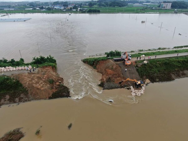 15일 충청지역에 집중된 폭우로 논산시 성동면 원봉리 777-3번지 논산천 제방이 붕괴됐다. 논산시 제공.