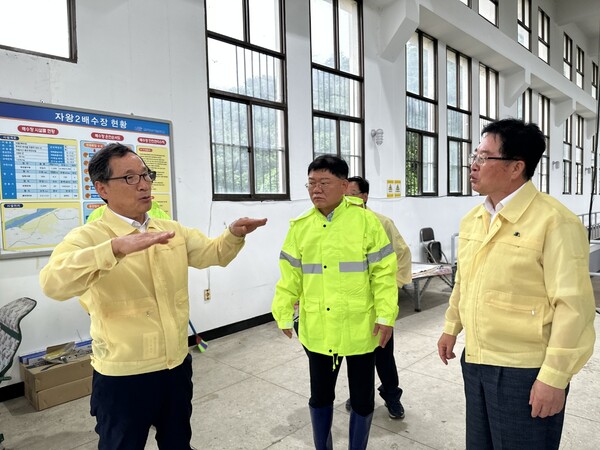 (좌측부터) 이병호 사장, 김은수 부여지사장, 남윤선 충남지역본부장이 18일 충남 부여군 소재 배수장을 점검하고 있다.