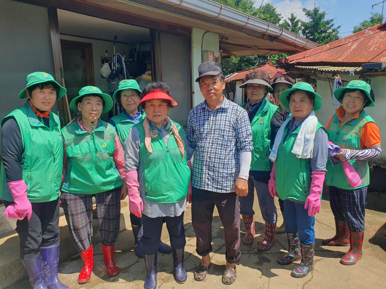 왼쪽에서 5번째가 부여군 임천면 두곡2리 한명식 이장이다. 자원봉사에 나선 마을 부녀회와 함께 90대 노부부의 집을 복구 하고 있다. 김다소미 기자.  