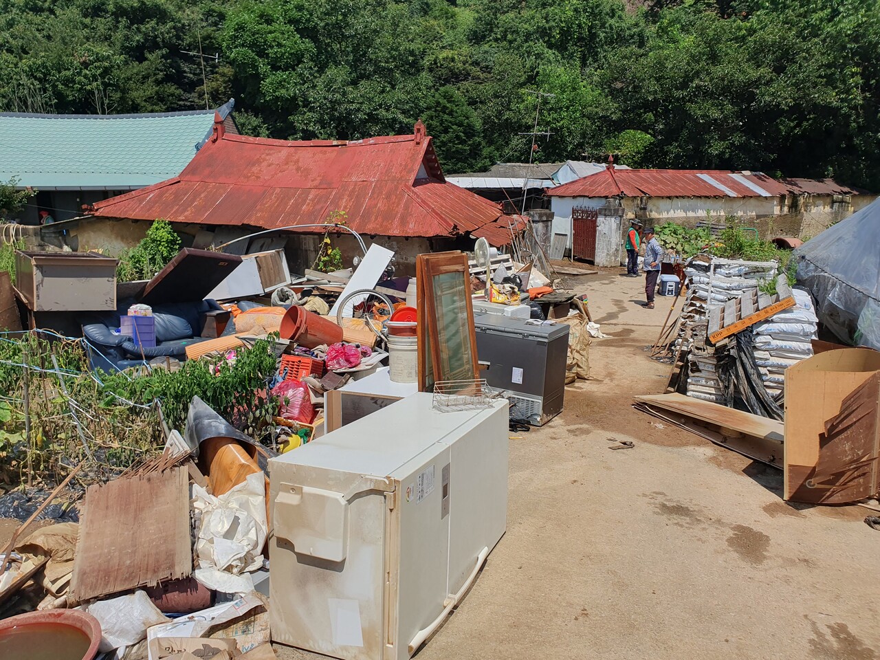90대 노부부의 집이 물에 잠겨 마을 사람들이 복구에 나섰다. 모든 집기들을 밖으로 빼낸 모습. 김다소미 기자. 