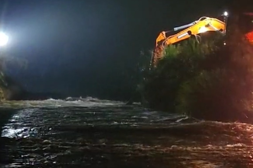 15일 새벽 동사2리 조진구 이장을 비롯해 이장단과 청년농업인들은 사동천 붕괴로 인한 대형 침수를 막기 위해 중장비를 수소문해 섭외했고 자력으로 제방을 복구했다. 남궁성씨 제공. 