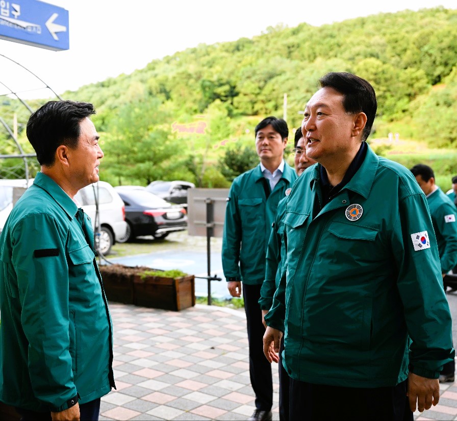 김태흠 충남지사(좌)가 18일 공주와 논산을 찾은 윤석열 대통령을 만나 특별재난지역 선포를 건의했다. 충남도 제공.