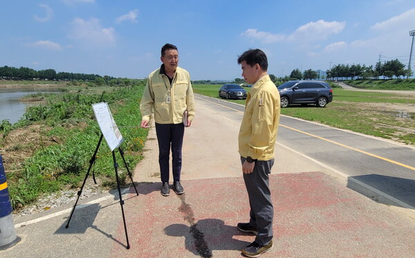 곡교천 현장 방문 후 관련 부서 상황 보고 사진(왼쪽 서종경 생태하천과장, 오른쪽 조일교 부시장)