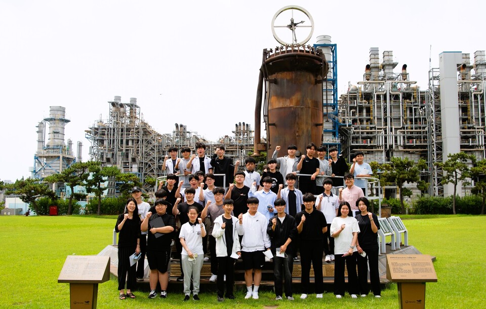 부석고등학교 학생들 한화토탈에너지스 대산공장 견학. 한화토탈에너지스 제공,