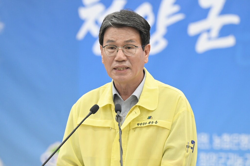 김돈곤 청양군수가 20일 기자회견을 열고 특별재난지역 선포에 따른 지원 확대를 강조했다. 또 대청댐 방류량이 급격히 늘면서 수압이 함께 상승해 제방 붕괴를 초래했다고 진단했다. 청양군 제공. 