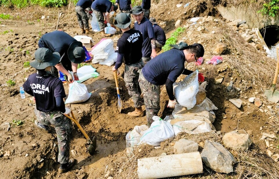 군 장병 투입 수해복구현장. 서천군 제공.