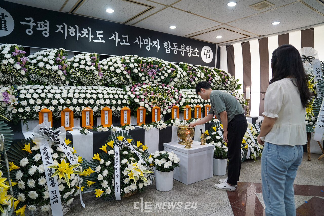 시민들이 20일 도청 신관 1층에 마련된 궁평지하차도 사고 희생자 합동분향소를 찾아 조문하고 있다. 황재돈 기자.