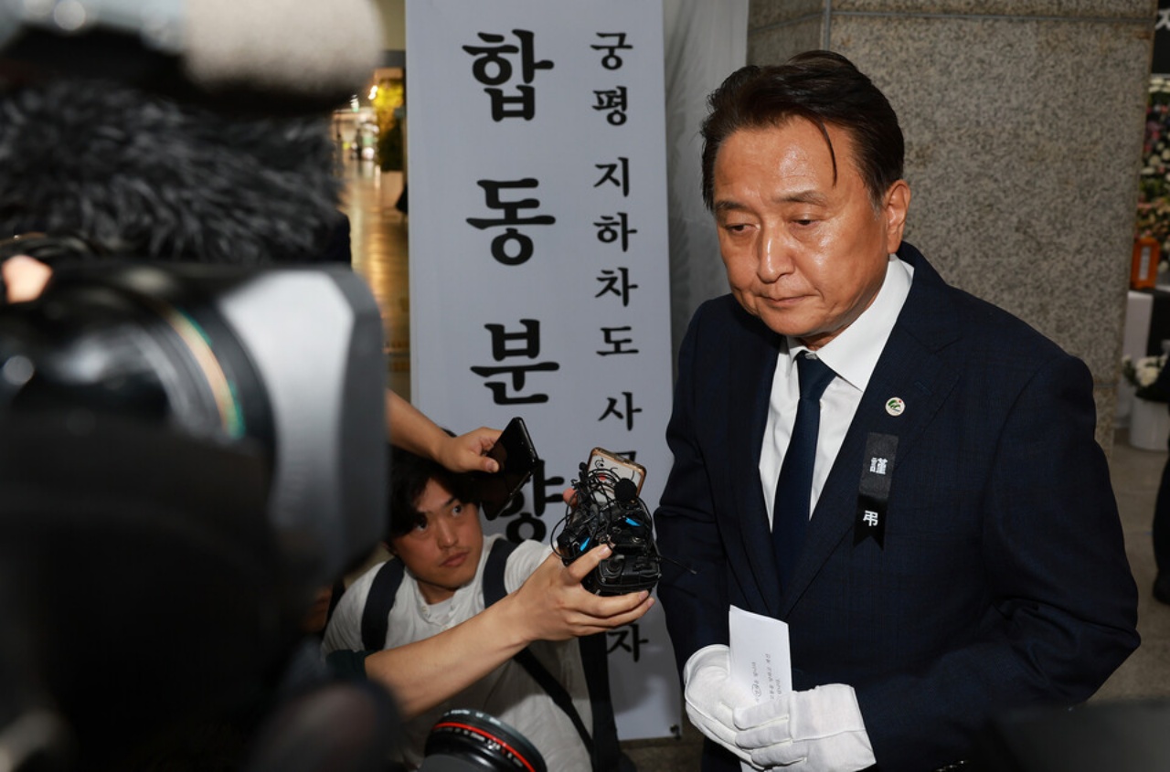 김영환 충북지사가 20일 오전 합동분향소를 찾아 조문한 뒤 언론인과 인터뷰를 하고 있는 모습. 충북도 제공.