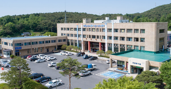 청양군청사 전경. 자료사진. 