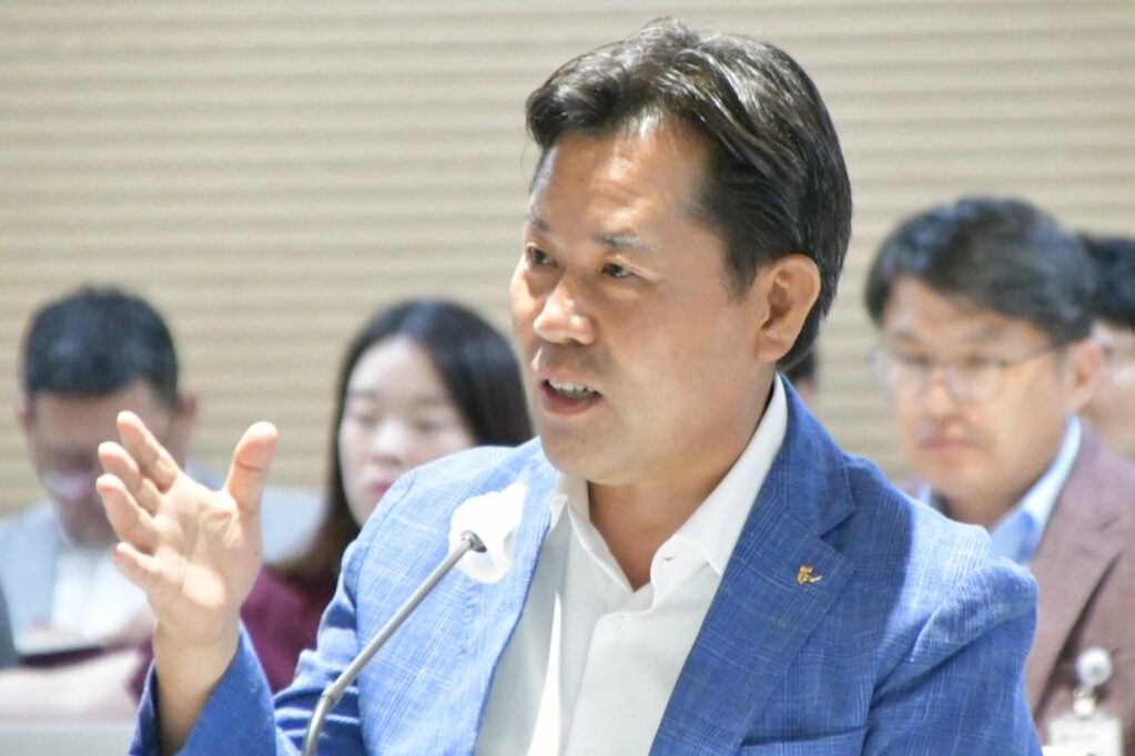 발언하는 박정현 부여군수. 김다소미 기자. 