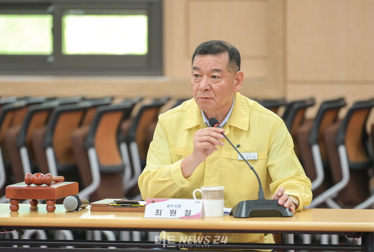 쵀원철 시장이 2023 대백제전 준비 상황을 점검하고 있다. 