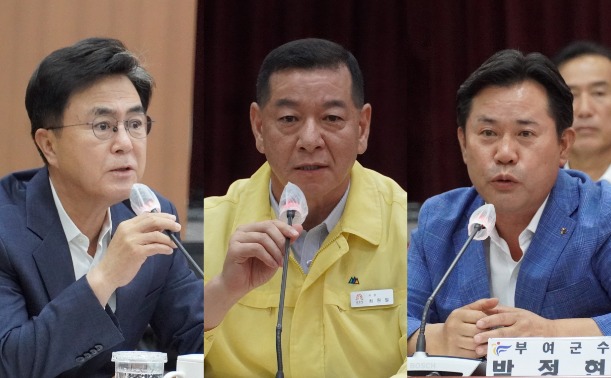 충남도와 공주시, 부여군이 2일 충남도청 대회의실에서 52일 남은 대백제전 성공 개최를 위한 추진상황 보고회를 열었다. 왼쪽부터 김태흠 충남지사, 최원철 공주시장, 박정현 부여군수. 김다소미 기자.