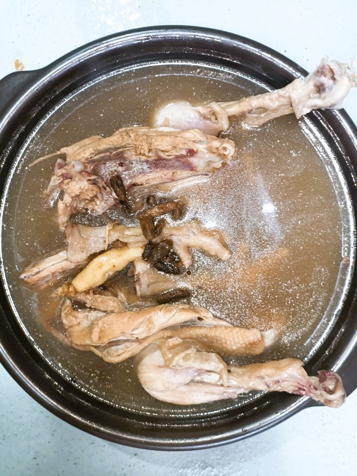 맥문동과 조화를 이룬 여름대표 보양식 맥문동 백숙. 서천군 제공.