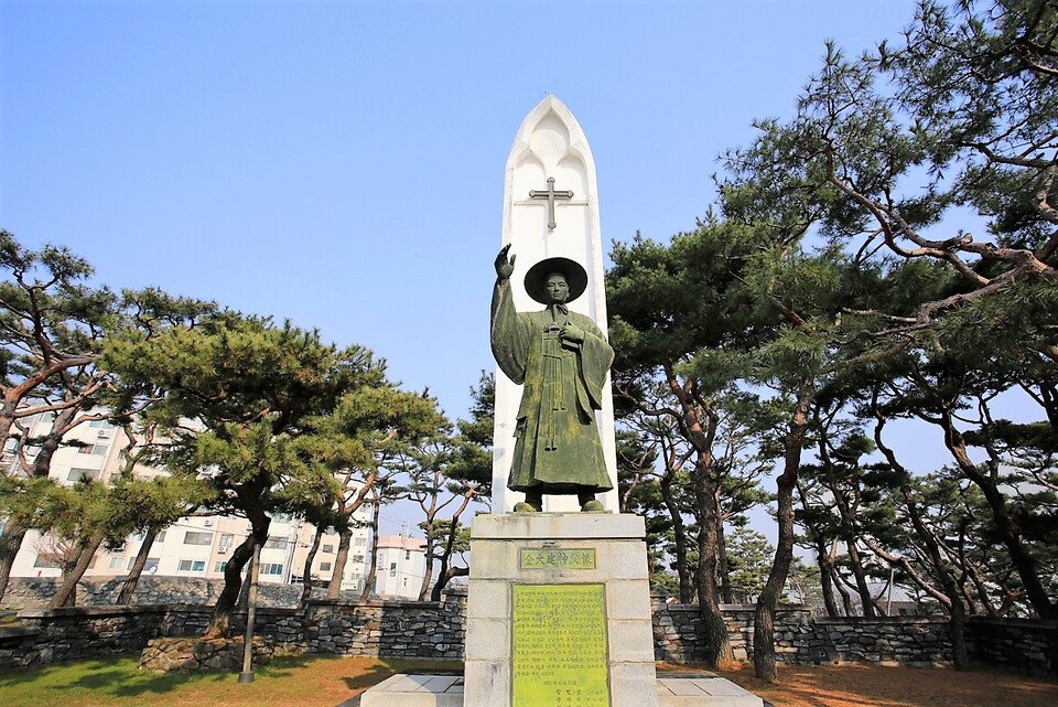 솔뫼성지에 세워진 김대건 신부 동상. 자료사진. 