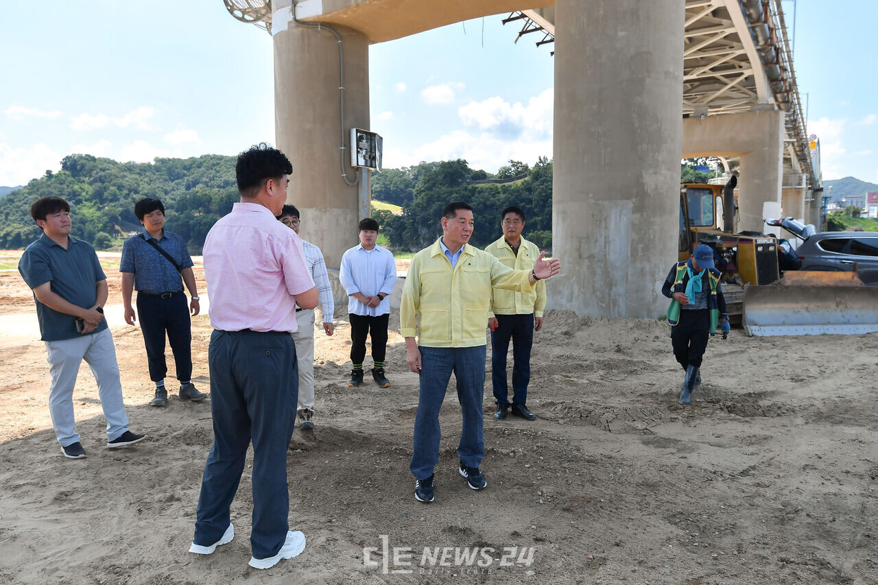 최 시장이 금강 미르섬 복구 현장에서 복구 상황을 살피고 있다. 