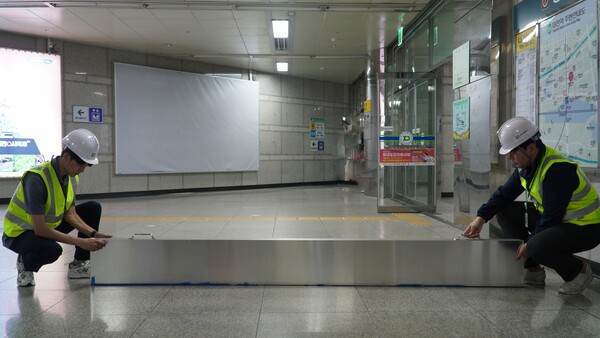 제6호 태풍 ‘카눈’ 상륙을 하루 앞둔 9일, 대전교통공사 직원들이 차수판 등 수방용품 점검을 실시하고 있다.