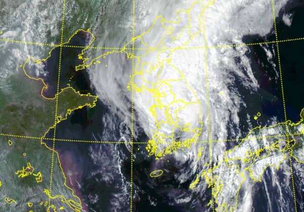 10일 오후 2시 56분 현재 태풍 ‘카눈’ 위성 사진. 기상청 홈페이지 갈무리.