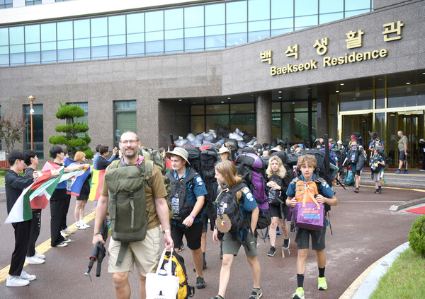백석대 떠나는 잼버리…대학 구성원들 각국 국기 들고 환송