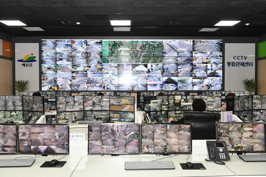 예산군 CCTV통합관제센터 모니터링 모습. 예산군 제공.