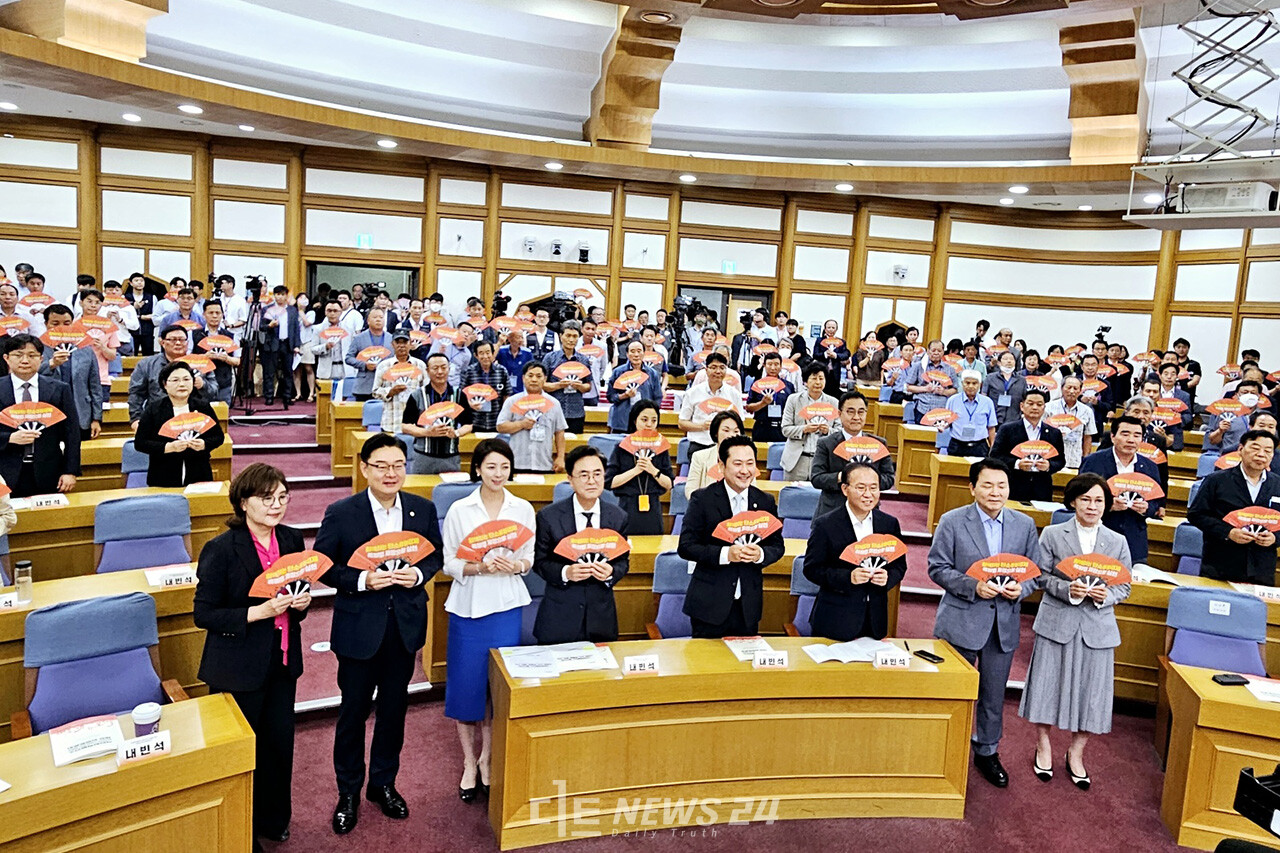 장동혁 국민의힘 국회의원이 17일 오전 국회의원회관에서 ‘석탄화력발전소 폐지지역 지원에 관한 특별법 제정을 위한 입법토론회’를 열어 조속한 법안 통과를 촉구했다. 류재민 기자.