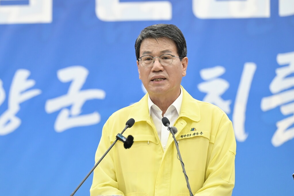 김돈곤 청양군수가 17일 정례브리핑을 열고 집중호우로 피해를 입은 농가 지원 방안을 발표했다. 청양군 제공.