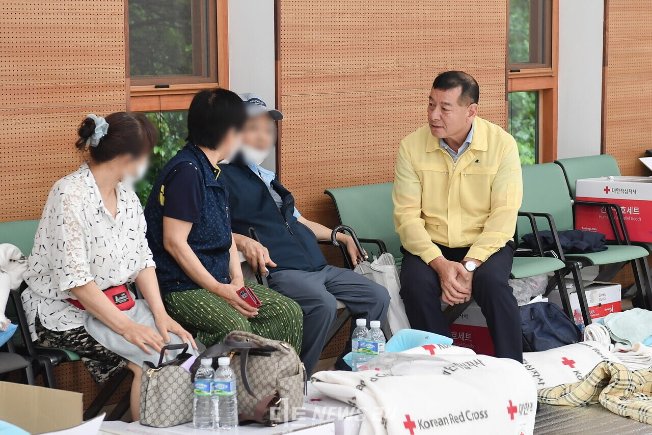 최 시장이 이재민들을 만나 위로하고 있다. 