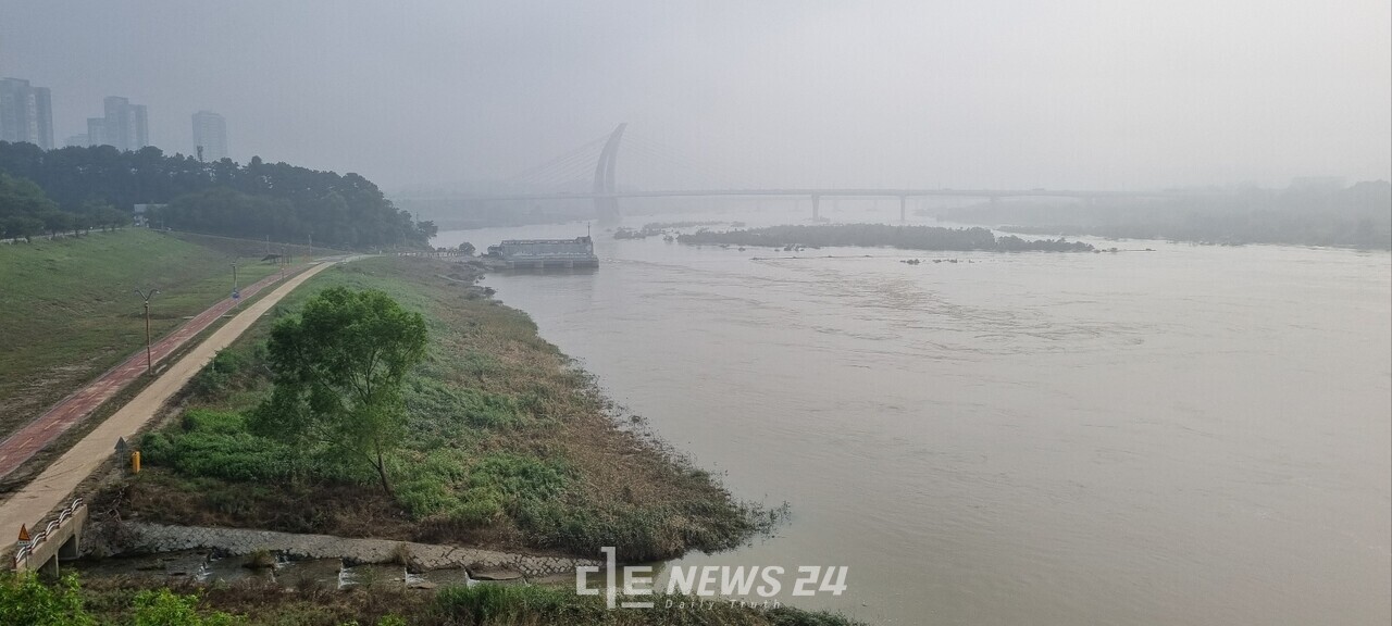 지난달 집중호우 당시 학나래교에서 바라본 금강 세종보의 잠긴 모습. 4대강 보와 달리 친수보로 건립된 세종보 역시 존폐 논란을 겪어왔다. 자료사진.  