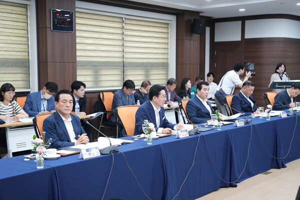 태안군청에서 열린 민선 8기 2차년도 제1차 충청남도시장군수협의회에서 박경귀 아산시장이 발언을 하고 있다.