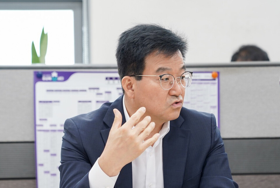 김두환 충북도 경제통상국장이 30일 오전 언론브리핑을 통해 '탄소포집형 수소생산기지 구축사업'에 대해 설명하고 있다. 황재돈 기자. 