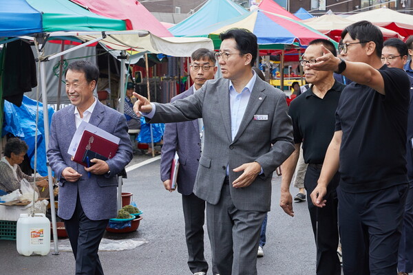 박경귀 아산시장이 30일 전통시장 활성화 방안을 모색하기 위해 대표 성공 사례로 손꼽히는 예산시장을 방문해 둘러보고 있다.