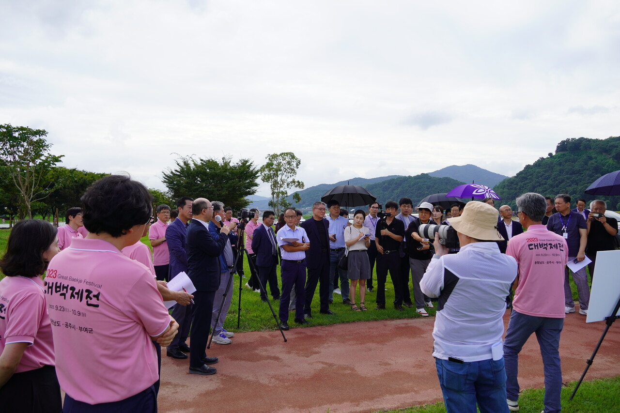 충남도와 백제문화제재단이 31일 '2023 대백제전'이 열리는 공주, 부여 일원에서 현장 브리핑을 개최했다. 김기영 도 행정부지사는 축제 분위기 조성 등 미흡한 점을 언급하며 "안일한 준비에 반성한다"고 밝혔다. 김다소미 기자.