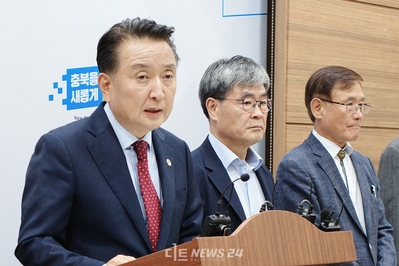 김영환 충북지사가 31일 도청 브리핑룸 기자회견에서 청주국제공항 경쟁지로 ‘TK신공항’을 꼽았다. 청주공항 항공 수요 분산이 예상되는 충남 서산공항 건설 추진과 관련해선 “개의치 않는다”는 입장을 밝혔다. 황재돈 기자.