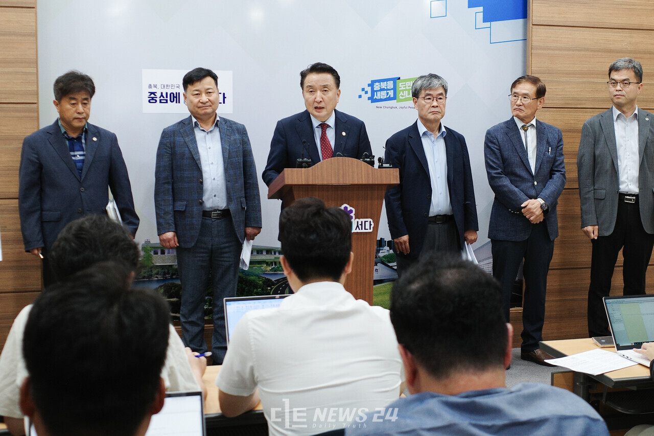 김영환 충북지사가 31일 도청 브리핑룸서 기자회견을 열어 청주국제공항 민간 전용 활주로 관철을 위한 성명서를 발표하고 있다. 황재돈 기자.