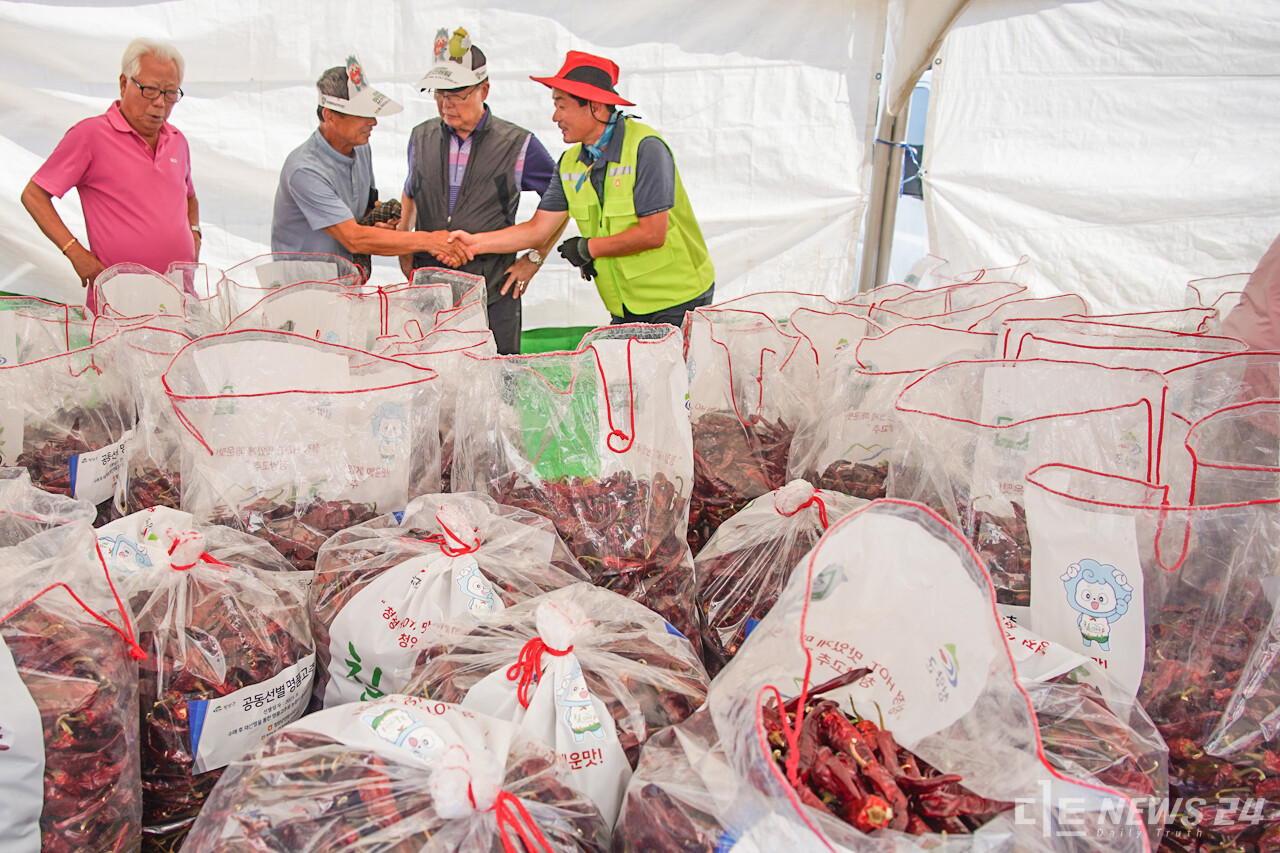 2023 청양 고추 구기자문화축제 현장에서 방문객들이 청양산 고추를 거래하고 있다. 정은진 기자