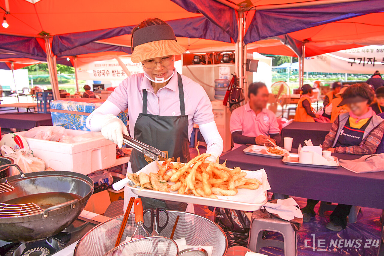 청양 고추·구기자축제의 먹거리존에서 주민들이 음식을 판매하고 있다. 정은진 기자