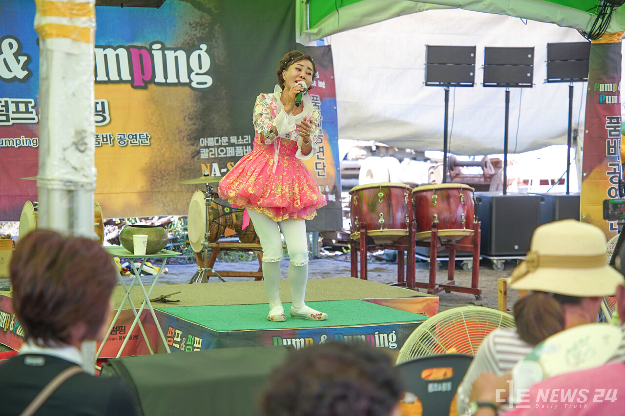 2023 청양 고추구기자축제 곳곳에서 열린 작은 무대에서 품바 공연이 진행되고 있다. 정은진 기자