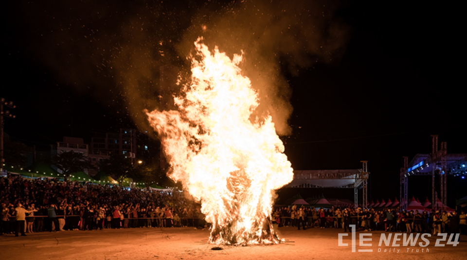청양 고추구기자축제의 대미를 장식하는 달집 태우기. 청양시 제공
