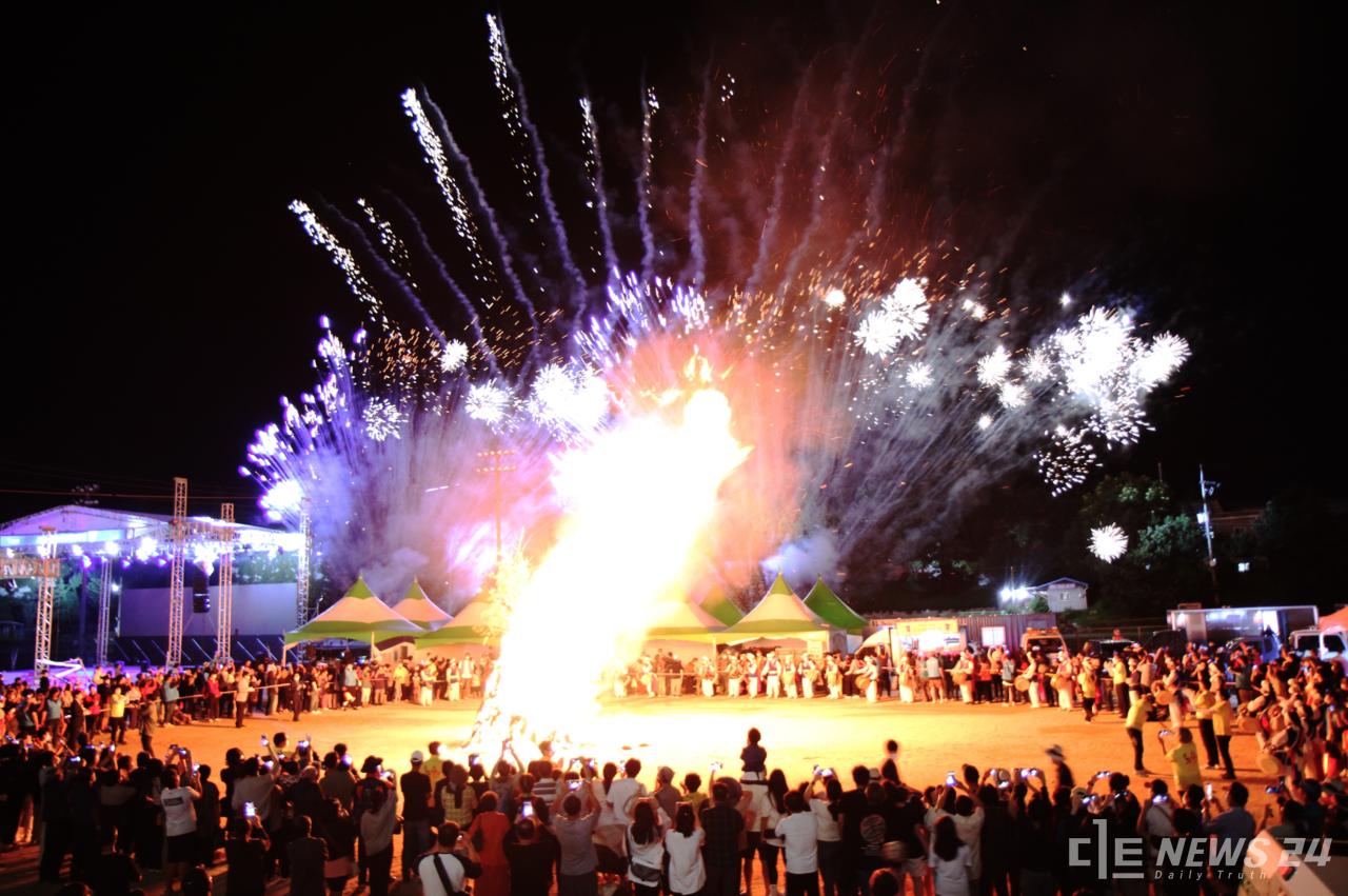 2023 청양 고추 구기자문화축제의 인기 프로그램인 달집 태우기와 불꽃놀이. 청양군 제공
